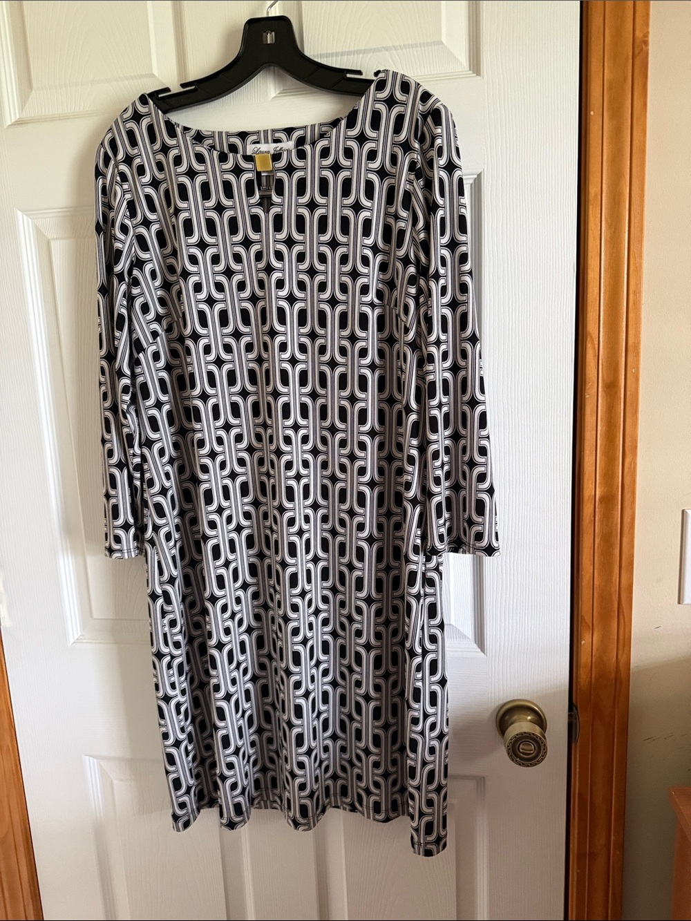 Black & White Geometric Long-Sleeve Shift Dress - Women